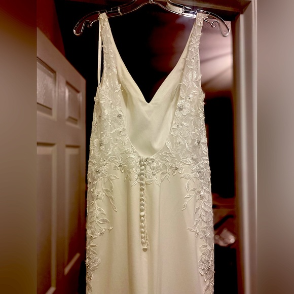 Beautiful wedding dress with a lovely train. - Picture 4 of 11